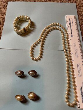 Jewelry set of faux pearls